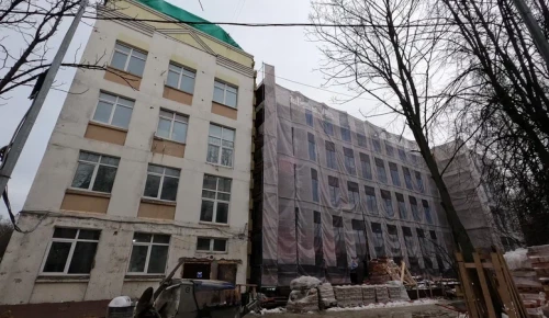 В Конькове утепляют фасад здания детской поликлиники