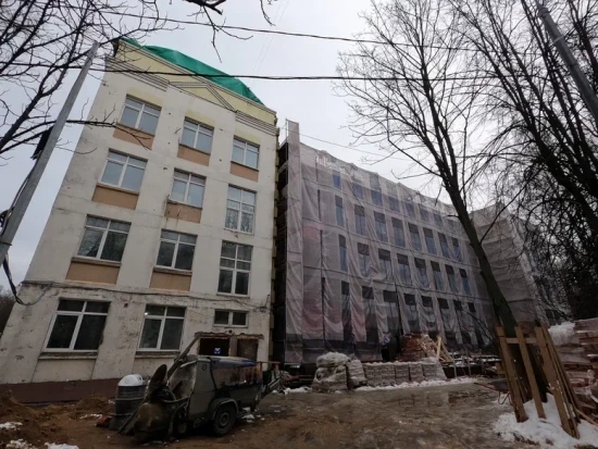 В Конькове строители приступили к утеплению фасада здания детской поликлиники