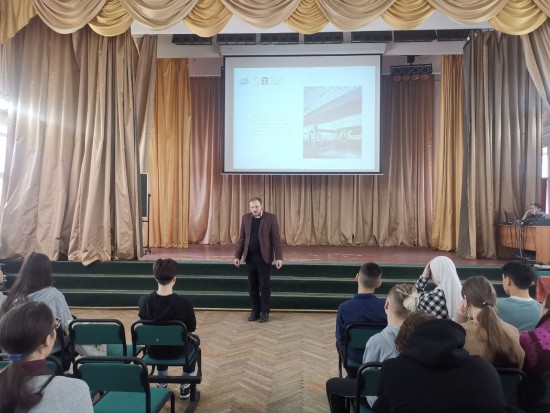 Ученики школы №45 смогли пообщаться с доктором юридических наук Александром  Кирпичевым