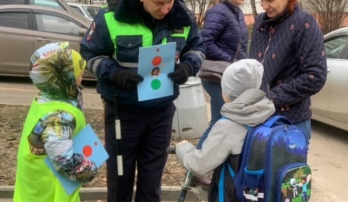 На юго-западе столицы родительский патруль вместе с отрядом ЮИД напомнили школьникам о безопасном поведении на дороге