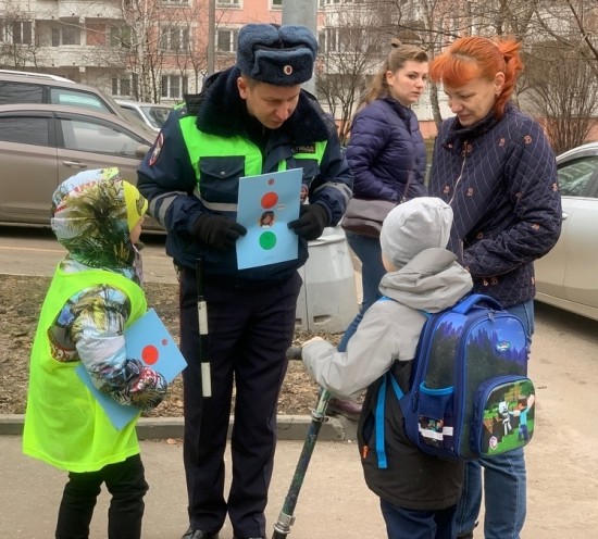 На юго-западе столицы родительский патруль вместе с отрядом ЮИД напомнили школьникам о безопасном поведении на дороге