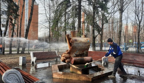 В Зюзине сотрудники Жилищника промывают памятники и фонтаны