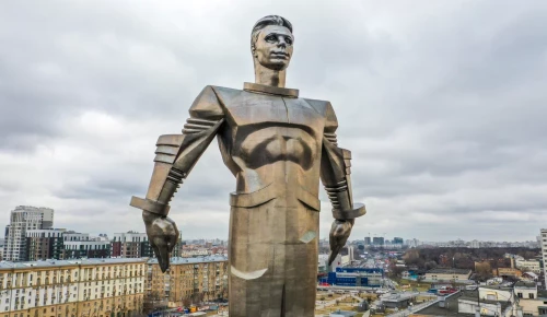 Памятник Юрию Гагарину промыли в преддверии Дня космонавтики