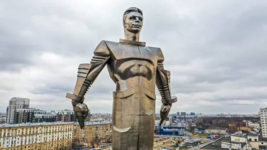 Памятник Юрию Гагарину промыли в преддверии Дня космонавтики