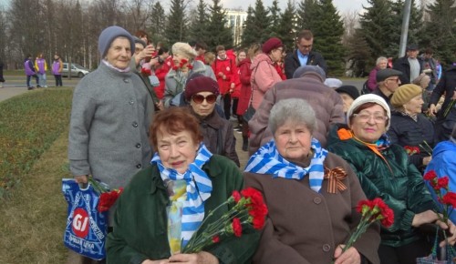 Бывшие узники фашистских концлагерей из Зюзина возложили цветы у памятника «Трагедия народов»