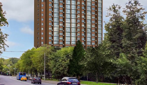 В Котловке строят дом по программе реновации цвета «молочный шоколад»