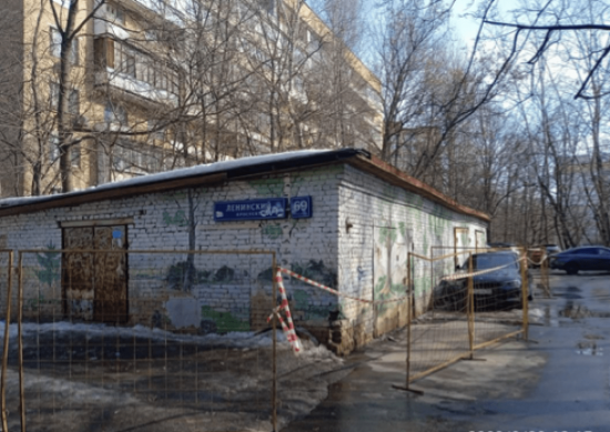 Заброшенную кирпичную постройку демонтировали в Гагаринском районе