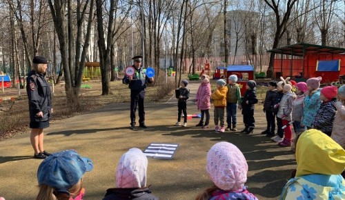 Сотрудники Госавтоинспекции ЮЗАО Москвы провели для дошкольников интерактивное занятие «Дорожные знаки»