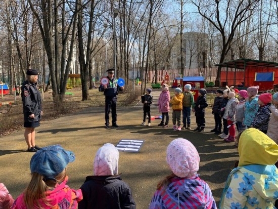 Сотрудники Госавтоинспекции ЮЗАО Москвы провели для дошкольников интерактивное занятие «Дорожные знаки»