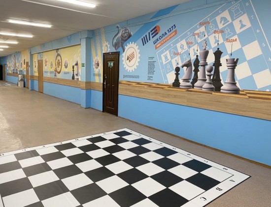 В школе №1273 расписали стены в «шахматном» стиле