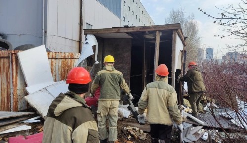 В Конькове демонтировали деревянную бытовку и аварийные опоры освещения