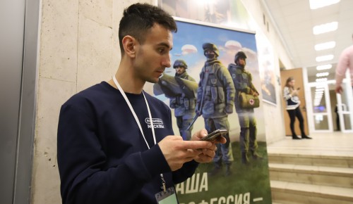 Волонтер: Москвичи активно интересуются возможностью заключения контрактов о прохождении военной службы
