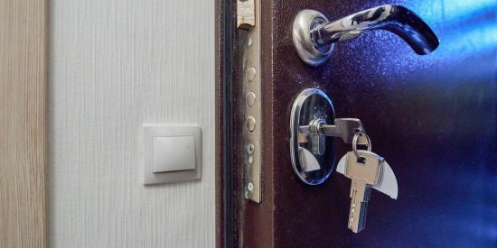 В Зюзине мужчина украл у собутыльника ювелирное изделие