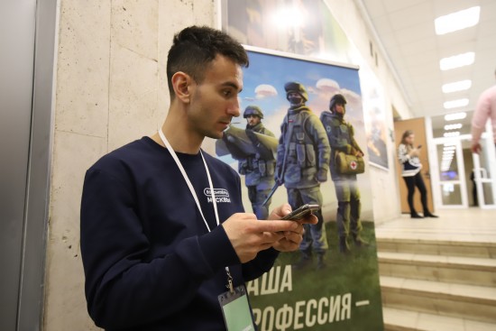 Актер Александр Головин посетил столичный пункт отбора на военную службу по контракту