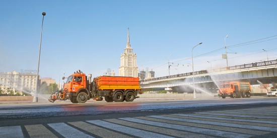 Около Битцевского леса круглосуточное дежурство несут расчеты поливомоечной техники