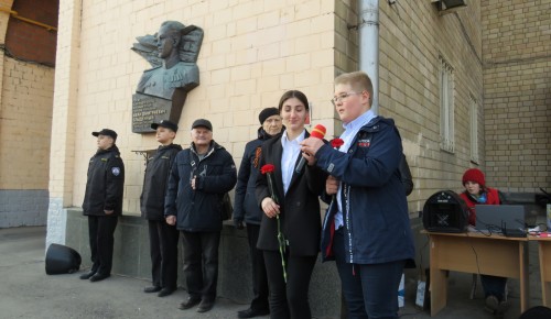 У памятной доски Героя Советского Союза в Ломоносовском районе прошло торжественное мероприятие