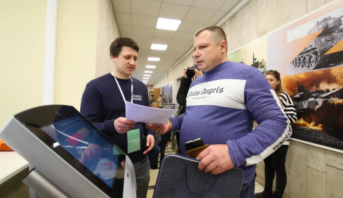 Волонтеры активно информируют москвичей о возможности военной службы по контракту