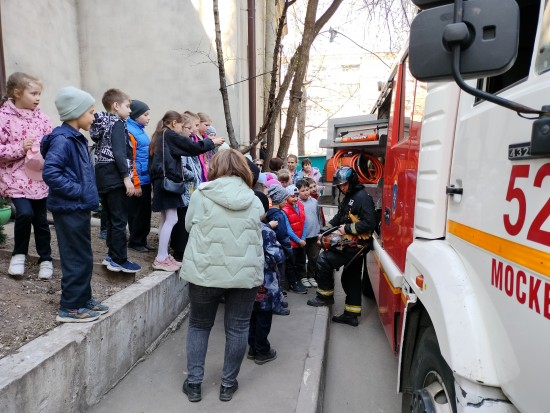 Сотрудники МЧС в библиотеке ЮЗАО