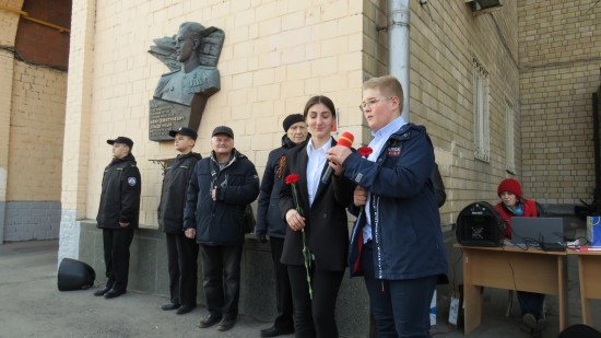 У памятной доски Героя Советского Союза в Ломоносовском районе прошло торжественное мероприятие