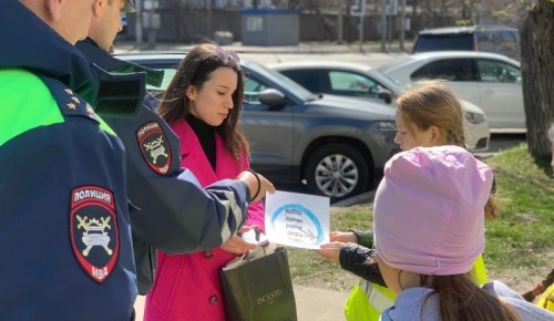 В Москве сотрудники Госавтоинспекции ЮЗАО и ЮИД продолжают проведение мероприятий, посвященных безопасному участию в дорожном движении