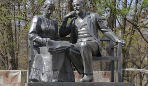 А Ленин такой молодой. Рассказываем о редком памятнике, на котором он с женой