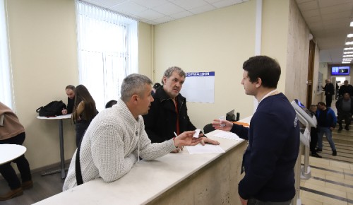 Актер Антон Шагин посетил столичный пункт отбора на военную службу по контракту