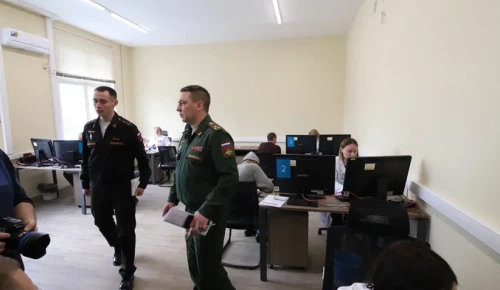 Музыканты группы «Сурганова и оркестр» посетили столичный пункт отбора на военную службу по контракту