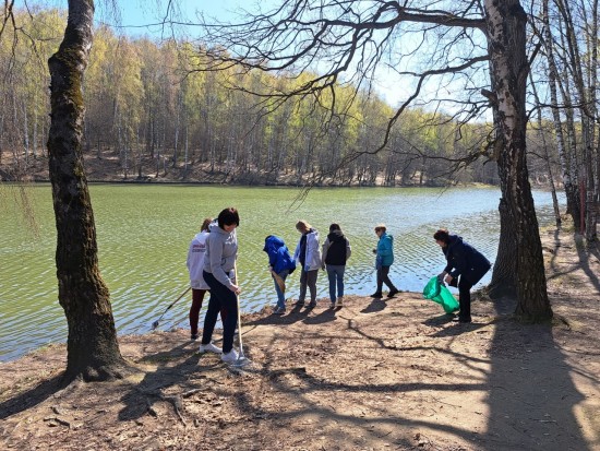 Долголеты и сотрудники Мосприроды провели уборку на берегу Теплостанского пруда