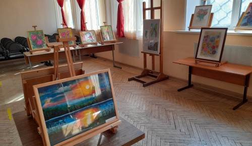 В школе №1533 открылась экспозиция работ участников проекта «Московское долголетие»