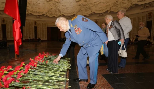 Ветераны из ЮЗАО возложили цветы в Музее Победы