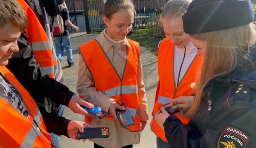 Патруль ЮИД вышел на улицы округа, чтобы подарить светоотражающие брелоки пешеходам и сделать их заметнее на дороге в темное время суток