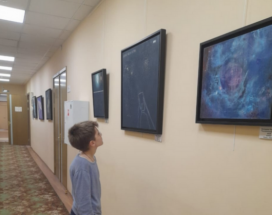 В библиотеке имени С. А. Есенина до 30 мая можно посмотреть выставку «Дорогами Вселенной»
