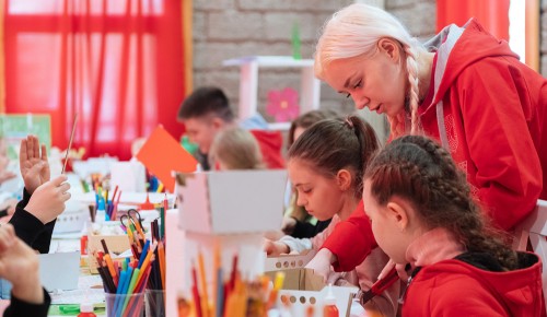 На площадках фестиваля «Московская весна» в ЮЗАО работают исторический кружок и художественная школа