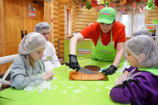 На площадке фестиваля «Московская весна» в Теплом Стане научат готовить медовую коврижку