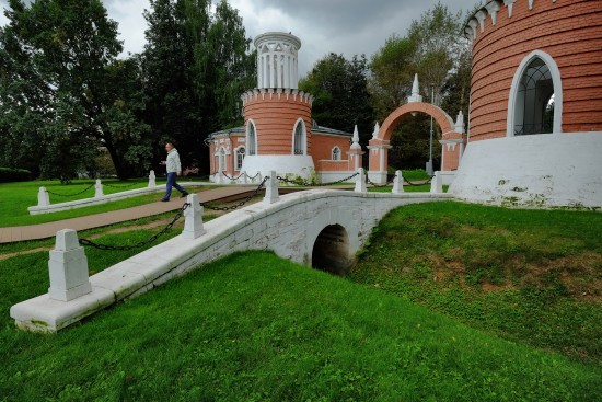 В Воронцовском парке проводят бесплатные занятия по волновой йоге