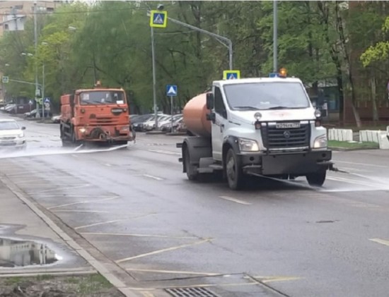 В Ломоносовском районе промыли дороги и тротуары