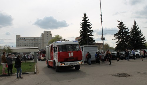 Пожарно-спасательные подразделения ЮЗАО провели тренировочное пожарно-тактическое учение