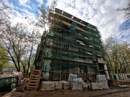 В поликлинике на ул. Новаторов ведется монтаж нового фасада