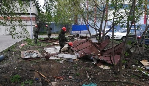 На улице Введенского демонтировали металлическую будку