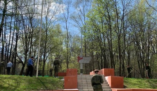 Школа №1507 организовала уборку территории около обелиска памяти воинам 43-й армии