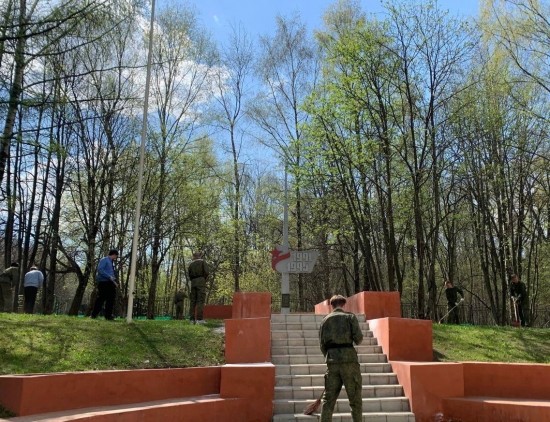 Школа №1507 организовала уборку территории около обелиска памяти воинам 43-й армии