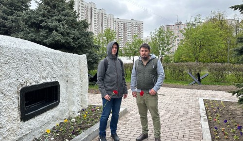 Сотрудники библиотеки №171 возложили цветы к памятнику на Новоясеневском проспекте