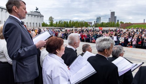 Участница «Московского долголетия» из Ясенева спела в хоре на Поклонной горе 8 мая