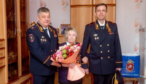 Начальник московской полиции Олег Баранов поздравил ветерана с 78-й годовщиной Победы в Великой Отечественной войне
