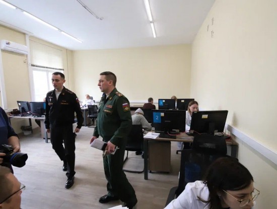 Артист Александр Фисенко посетил столичный пункт отбора на военную службу по контракту