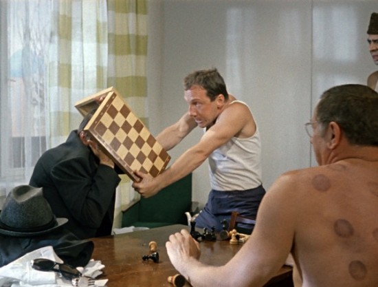 Старики-разбойники. Группа пенсионеров-шахматистов избила айтишника из-за места в беседке