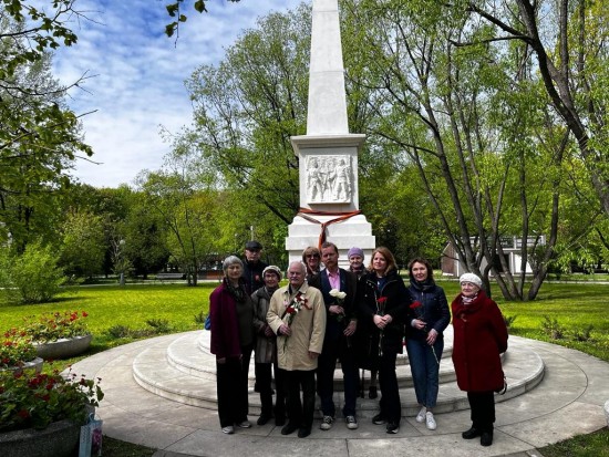 Библиотекари Ломоносовского района поучаствовали в мемориально-патронатной акции 10 мая