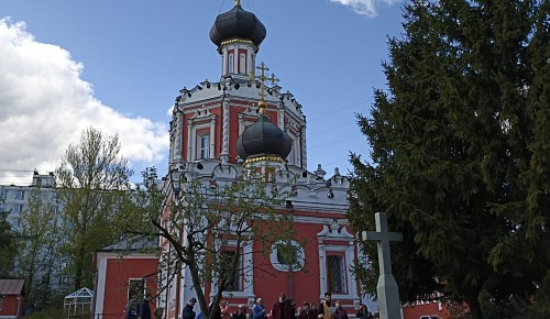 Мемориальный крест на территории храма Живоначальной Троицы в Конькове отреставрируют в этом году