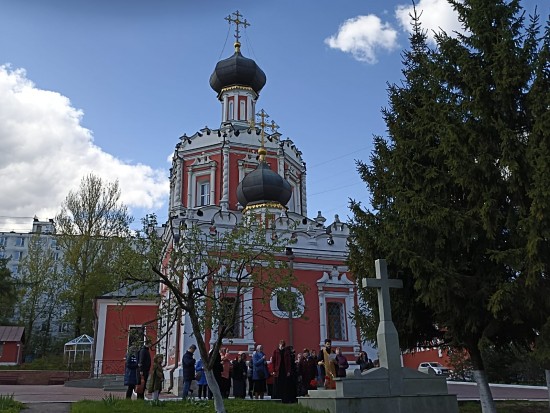 Мемориальный крест на территории храма Живоначальной Троицы в Конькове отреставрируют в этом году