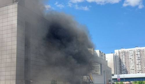 На улице Адмирала Ушакова в Южном Бутове рядом с «Перекрестком» загорелся мусорный контейнер